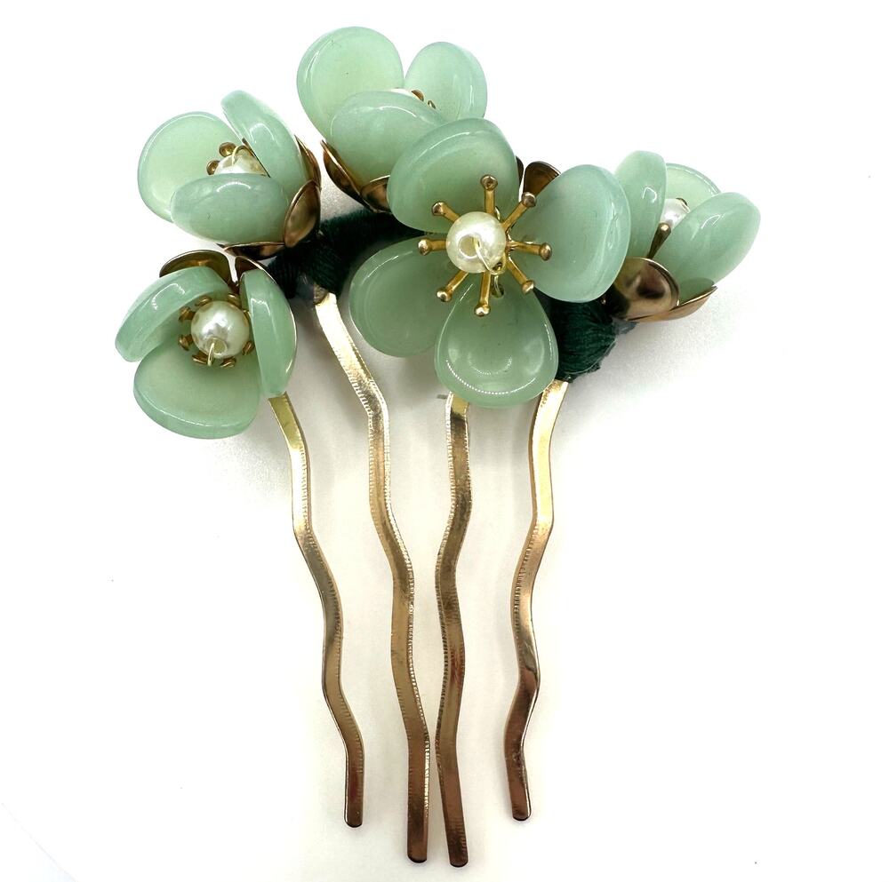 Vintage gold tone mint green glass flowers floral faux pearls hair comb